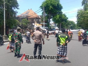 Bhabinkamtibmas Bersama Babinsa Amankan Upacara Ngaben Warga di Banjar Yangbatu Kauh, Desa Dangin Puri Kelod