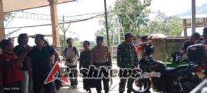 Jaga ketertiban dan keamanan, Babinsa 1623-08/Kubu laksanakan pengawalan penyerahan bantuan sembako.