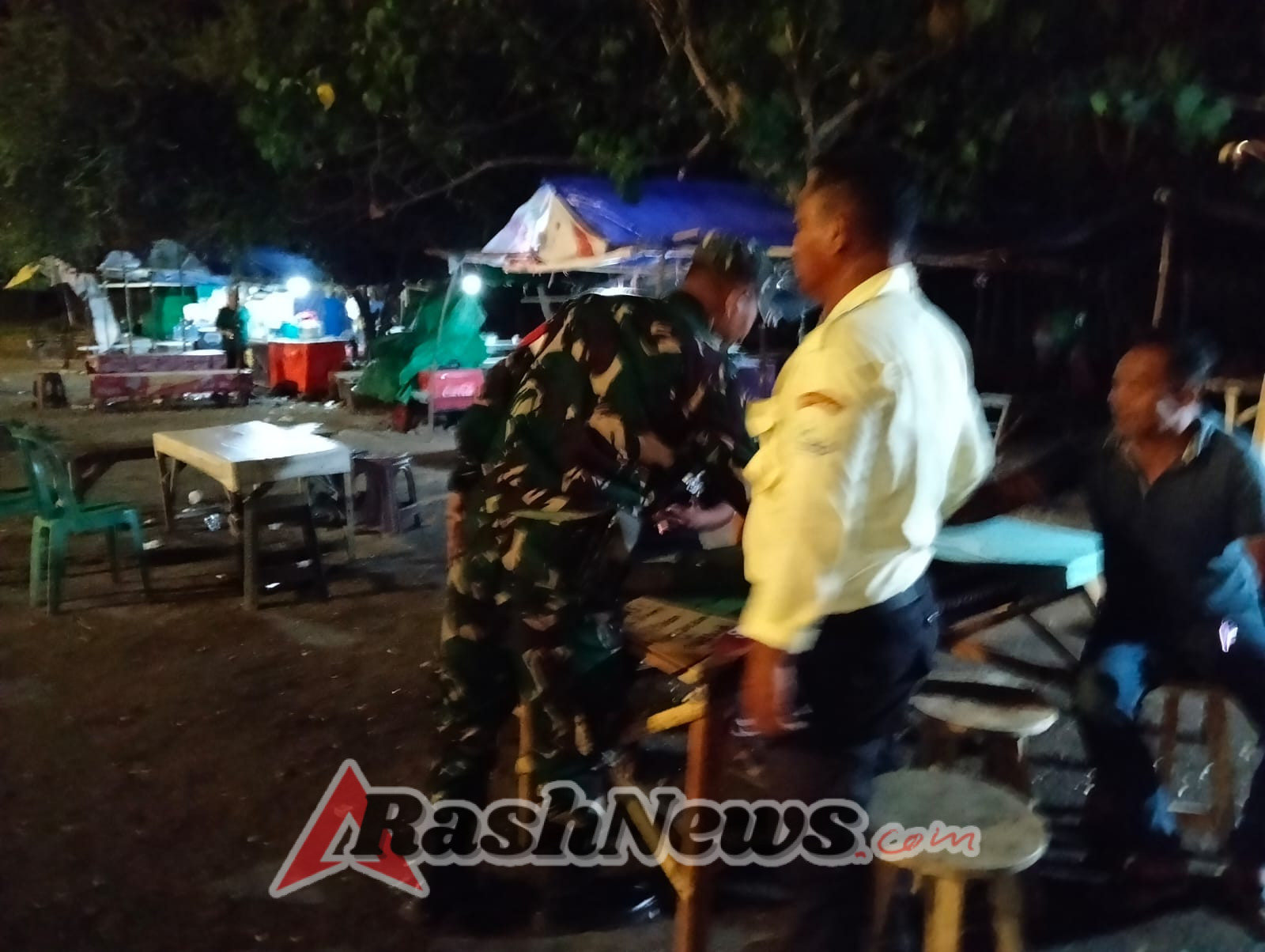 ‎Tingkatkan Keamanan Lingkungan, Babinsa dan Warga Gelar Patroli Malam di Pringgabaya