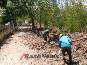 Babinsa Aesesa Serka Irwan Aktif Dukung Pembangunan Desa Melalui Karya Bakti Gali Parit