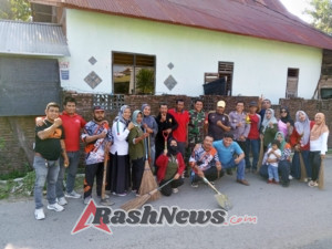 Semangat Kebersamaan, Babinsa dan Perangkat Kelurahan Arab Kenangan Kompak Bersihkan Lingkungan