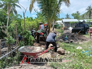 Babinsa Dampingi Pembangunan Drainase, Warga Labuhan Poh Barat Antusias