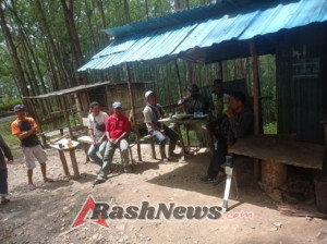 TNI dan Masyarakat Bersinergi: Babinsa Detukeli Turun Langsung Bersihkan Bahu Jalan Trans Wologai–Detukeli