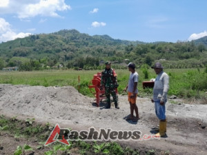 Monitoring Wilayah dan Komsos Babinsa Koramil Detusoko Ciptakan Kondusivitas di Desa Binaan