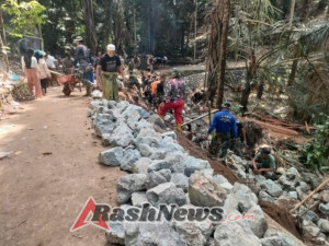 Semangat Kebersamaan TNI dan Warga Wujudkan Talud Penahan Jalan