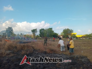 Koramil 1624-07/Nagawutung dan Masyarakat Desa Posiwatu Laksanakan Kerja Bakti Pembersihan Lapangan Bola