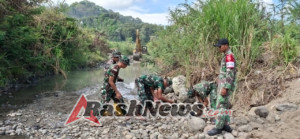 Kebersamaan Satgas dan Warga Terlihat Saat Dan SSK Letda Roni Setiawan Bekerja di Lokasi TMMD
