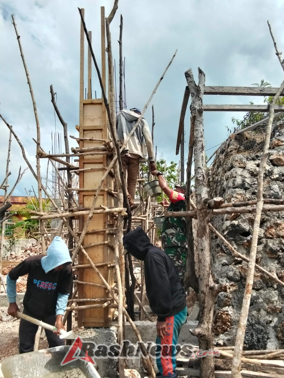 Babinsa Koramil 1627-02/Pantai Baru Ajak Warga Jaga Kesehatan dan Keamanan Saat Bekerja