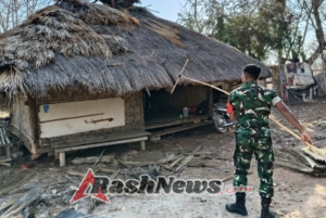 Tingkatkan Kepedulian Sosial, Babinsa Pratu Dendi Djami Bantu Warga Perbaiki Rumah