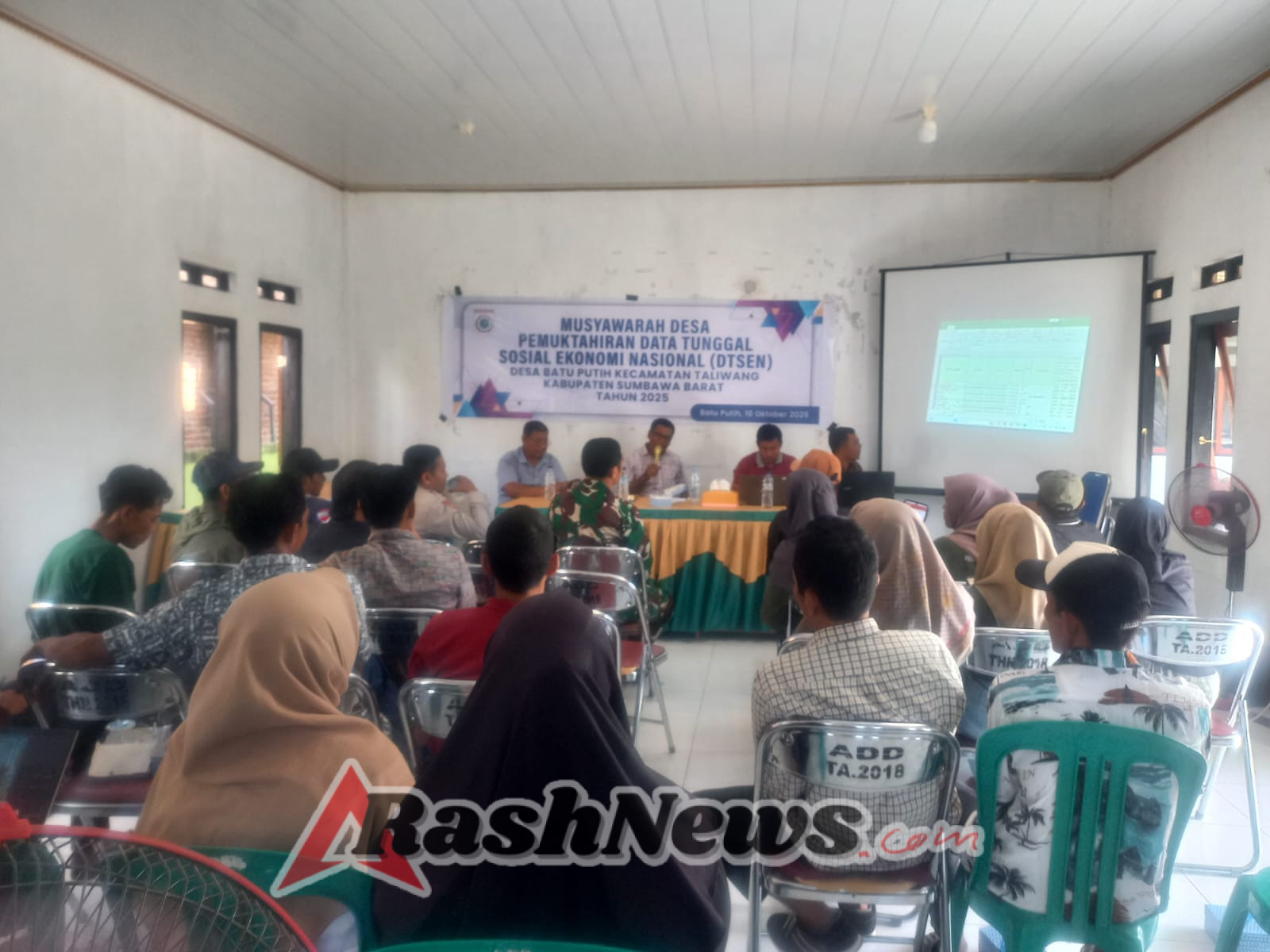 Babinsa Batu Putih Dukung Pemutakhiran Data Sosial Ekonomi Nasional di Tingkat Desa