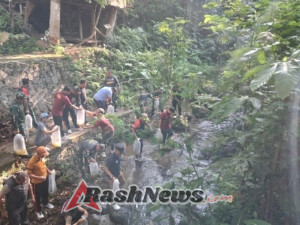Wujud Nyata Kemanunggalan TNI-Rakyat,Danramil Busungbiu Bersama Pimpinan Kecamatan Bersihkan Sampah di Sungai Pekisan pelapuan