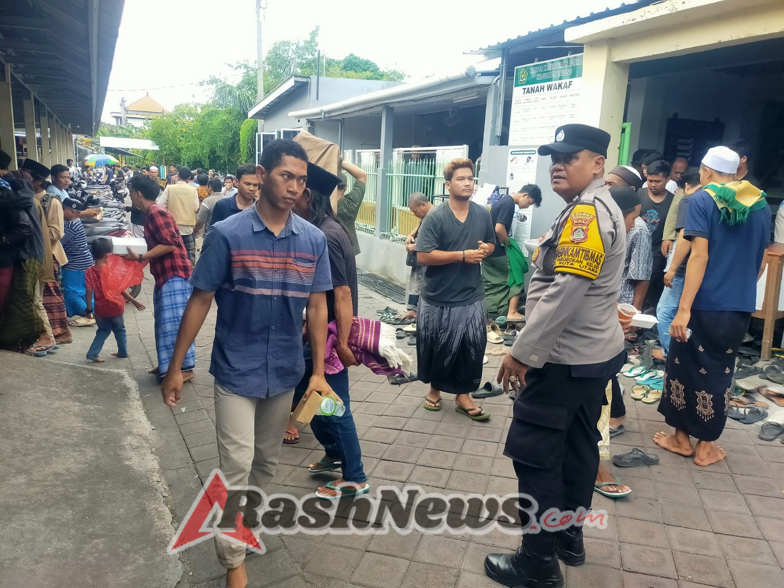 Wujudkan Rasa Aman dan Khidmat Polsek Kuta Utara Amankan Sholat Jumat