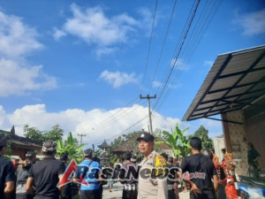 Bhabinkamtibmas desa Tegal Mengkeb bersama Pecalang amankan upacara Pitra Yadnya pengabenan