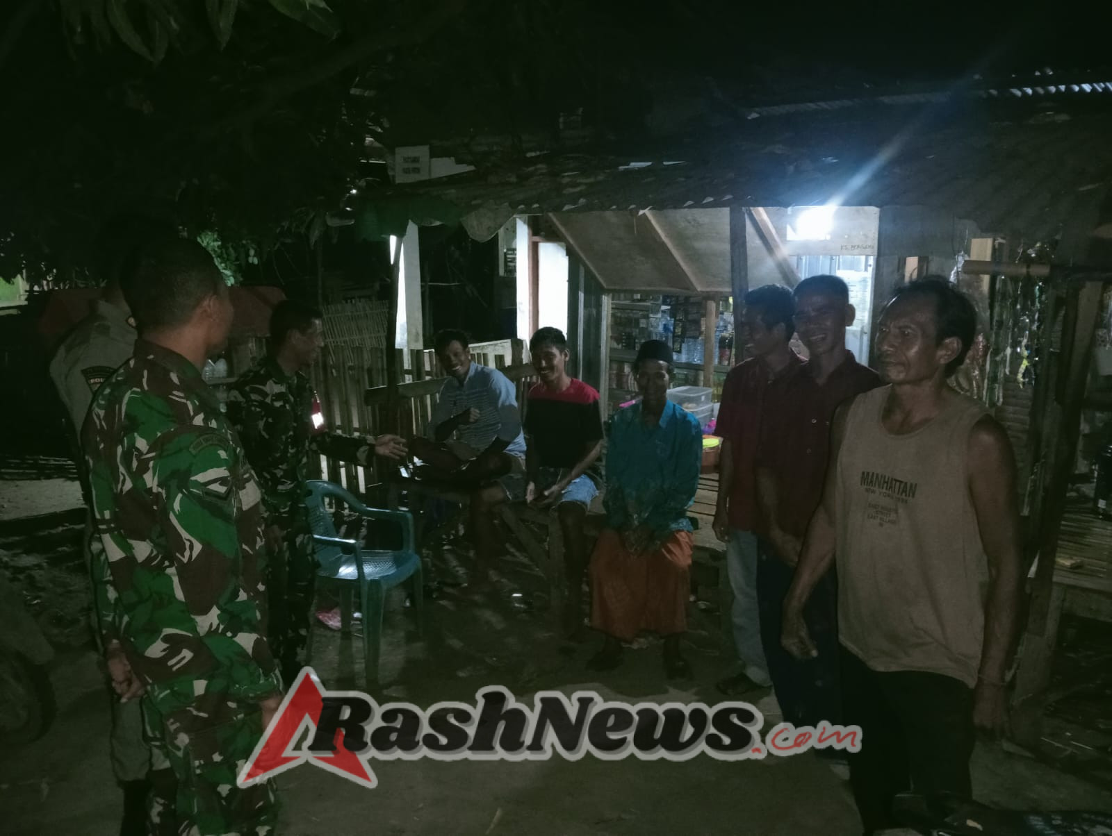 Pantau Pemukiman dan Tempat Nongkrong, Patroli Siskamling di Desa Punti Sukses Lancar