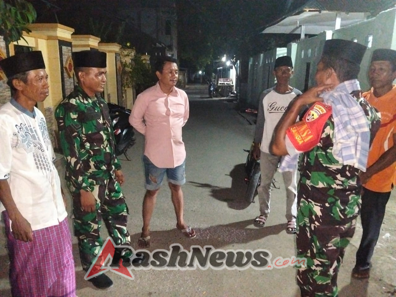 Sinergi TNI dan Warga Desa Sangia Jaga Keamanan Malam Hari