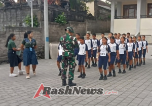 Babinsa Padangsambian Kaja Berikan Pelatihan PBB untuk Siswa SMP Negeri 15 Denpasar