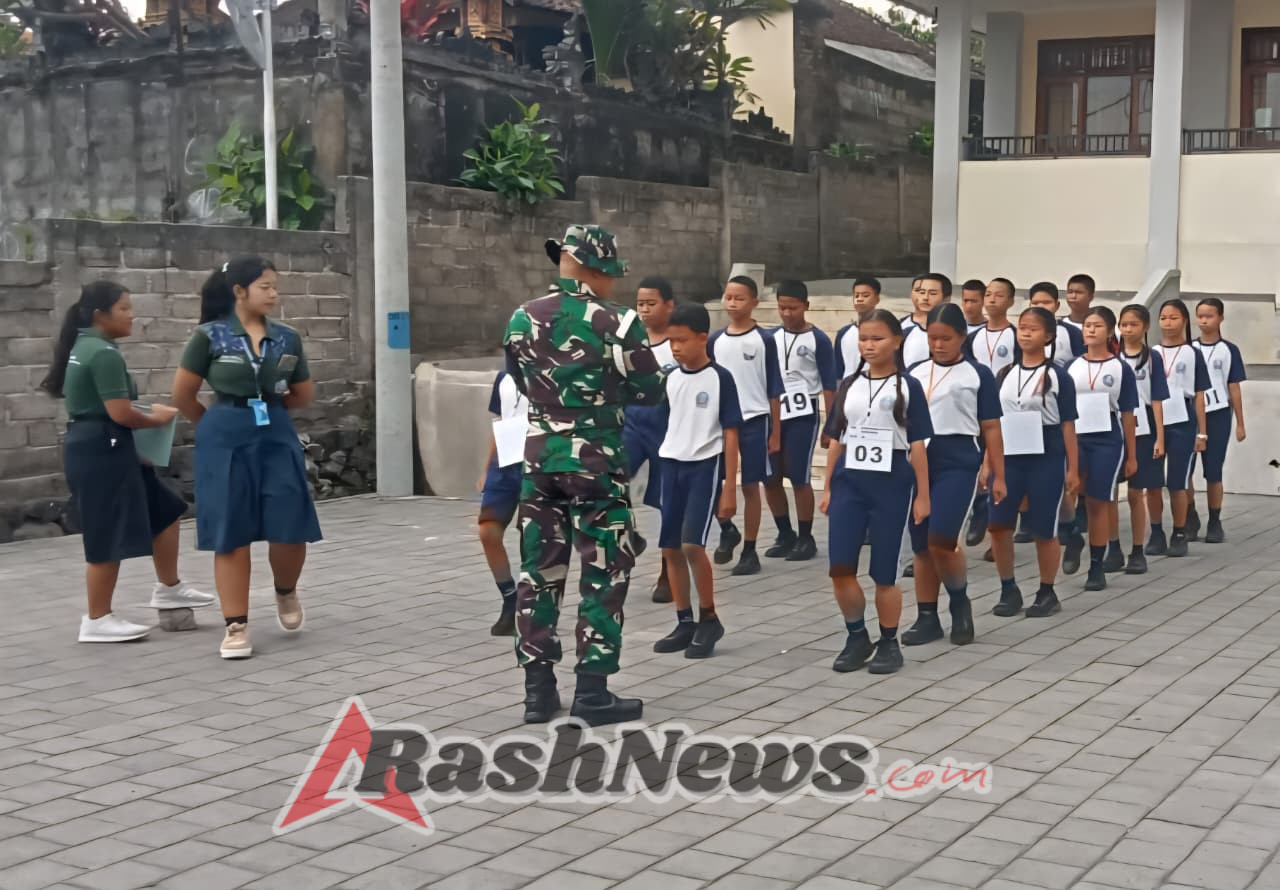 Babinsa Padangsambian Kaja Berikan Pelatihan PBB untuk Siswa SMP Negeri 15 Denpasar