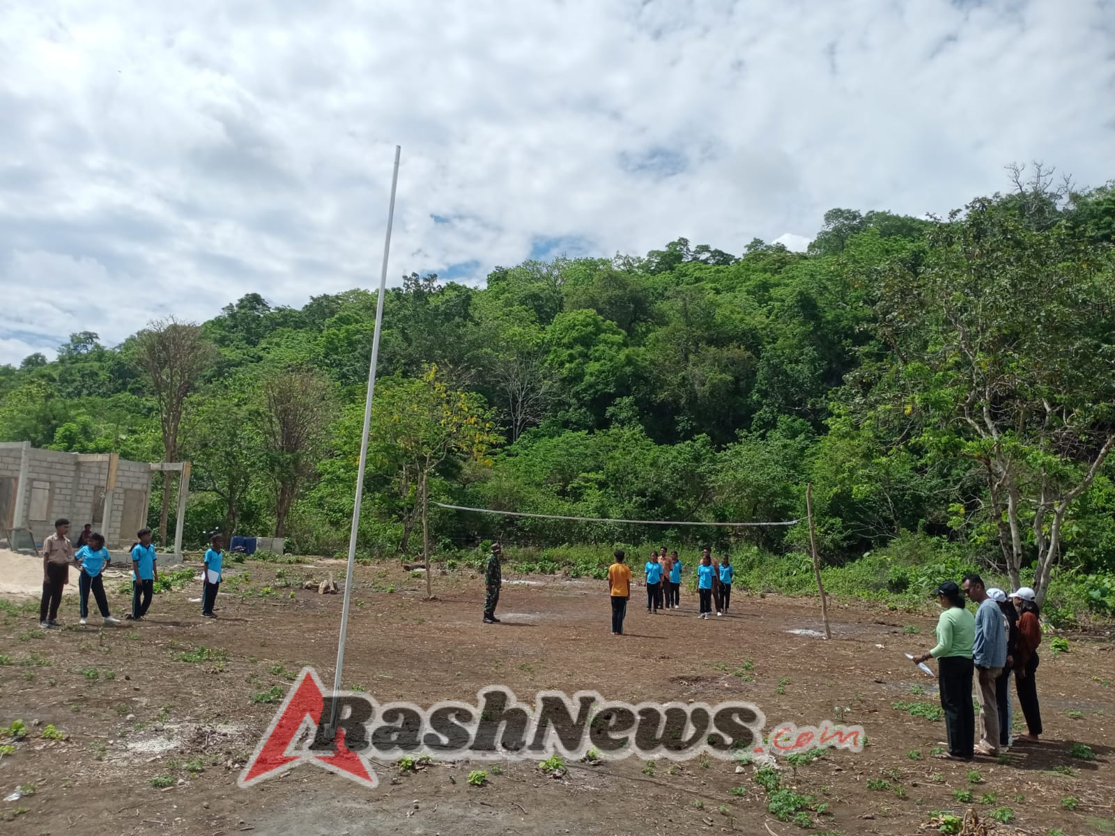 Wujud Pembinaan Teritorial, Babinsa Latih Siswa SMA Nusa Lontar Disiplin Upacara