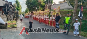 Bhabinkamtibmas Desa Petak Amankan Upacara Meprani di Pura Nataran Bale Agung, Desa Petak Gianyar