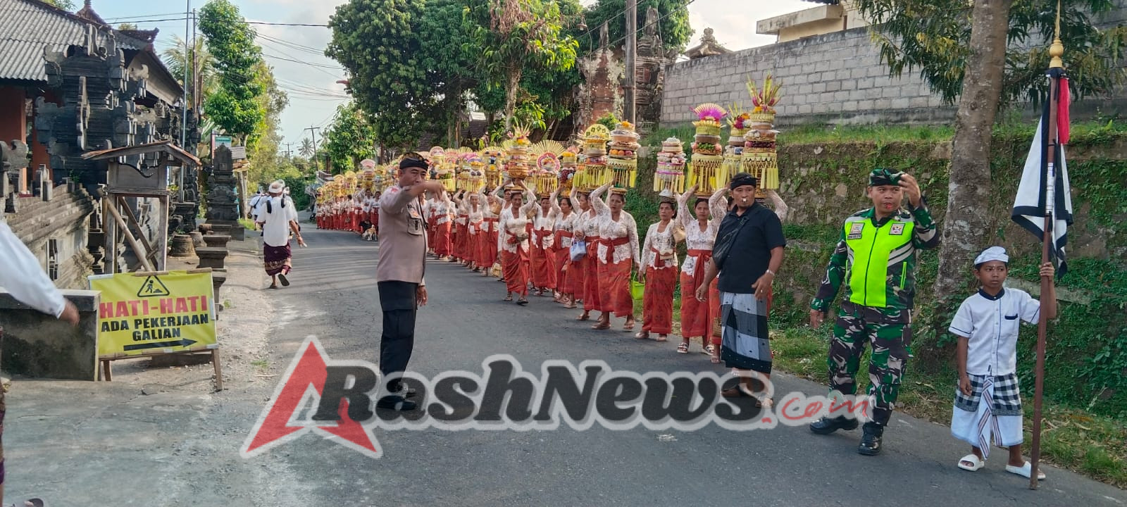 Bhabinkamtibmas Desa Petak Amankan Upacara Meprani di Pura Nataran Bale Agung, Desa Petak Gianyar