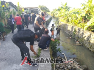 Gotong Royong Bersih-Bersih, Babinsa dan Warga Bersinergi Jaga Lingkungan