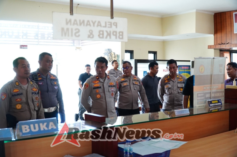 Wakapolres Klungkung Lakukan Pengecekan SOP di Setiap Unit Pelayanan Publik Polres Klungkung.