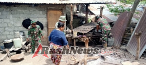Kepedulian Babinsa Naikliu Terwujud Dalam Perbaikan Rumah Warga