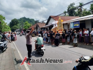 Bhabinkamtibmas Desa Paksebali Bersinergi dengan Pecalang Amankan Prosesi Pengabenan Warga