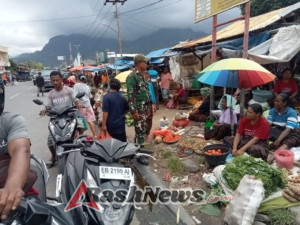 Babinsa Sertu Damianus Kerhi Himbau Warga Pasar Jaga Ketertiban dan Keamanan