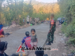 Ciptakan Lingkungan Aman, Babinsa dan Warga Kolikapa Gotong Royong Perbaiki Jalan