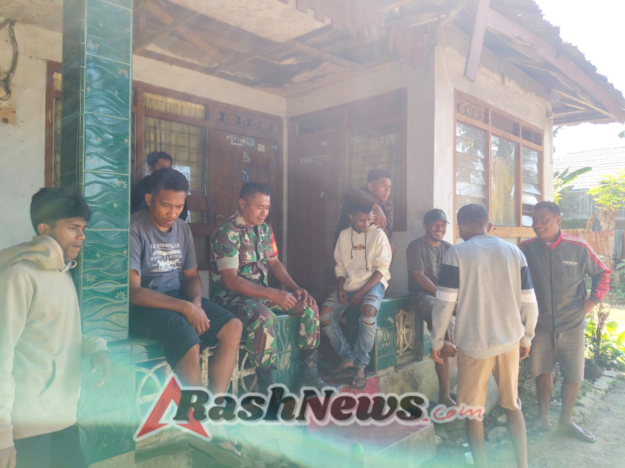 Dekat dengan Rakyat, Babinsa Ende Aktif Pantau Situasi Desa Jamokeasa