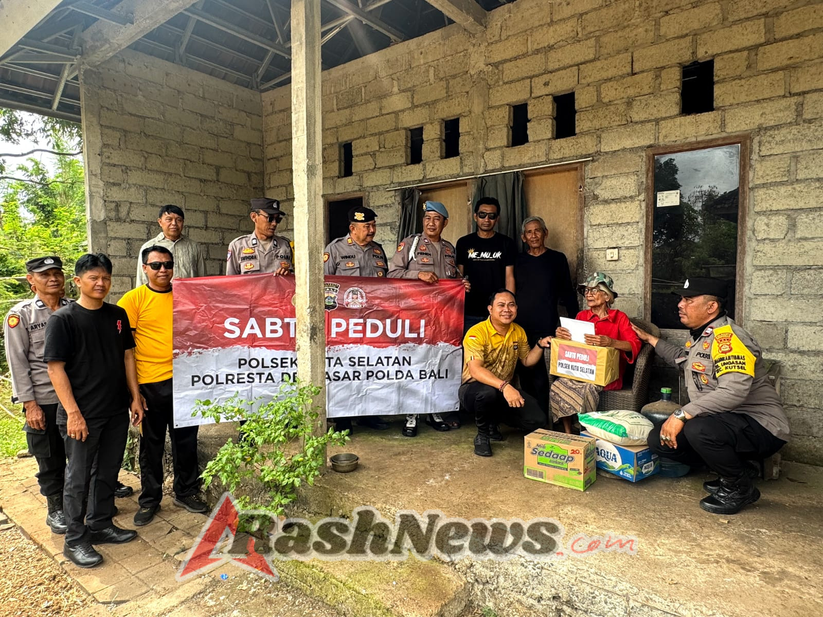 Polsek Kuta Selatan Gelar Program Sabtu Peduli, Bantu Warga Lansia di Desa Ungasan