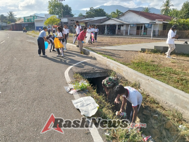 Babinsa dan Masyarakat Lewoleba Kerja Bakti, Jaga Kebersihan Lingkungan