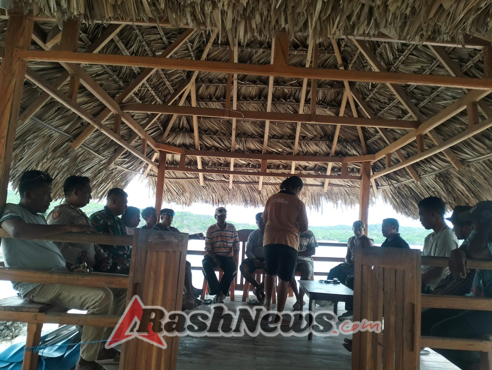 Babinsa Koramil 1627-03/Batutua Berhasil Damai Perselisihan Ojek Wisata di Desa Oeseli