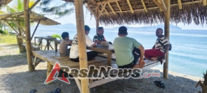 Ciptakan Lingkungan Aman dan Harmonis, Babinsa Koramil 1602-01/Ende Bersama Warga Nelayan Lakukan Karya Bakti