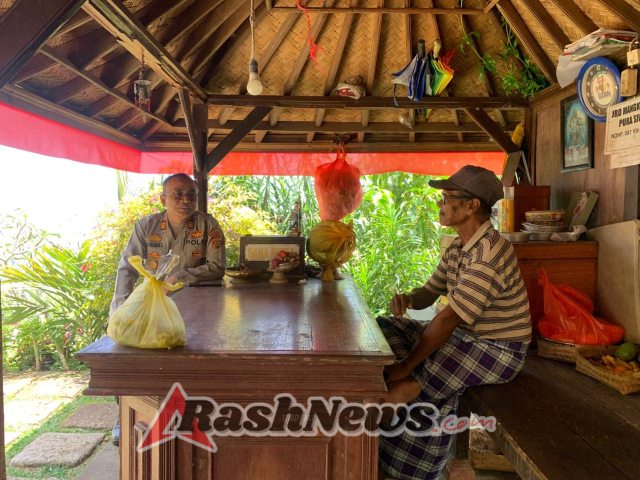 Polri Untuk Masyarakat, Kapolsek Pupuan Sambangi Tokoh Agama dan Pedagang di Pura Siwa Desa Pujungan