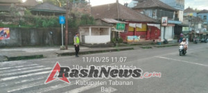 Polsek Pupuan Laksanakan Pengaturan Arus Lalu Lintas dan Giat Masyarakat di Simpang Pasar/Terminal Pupuan