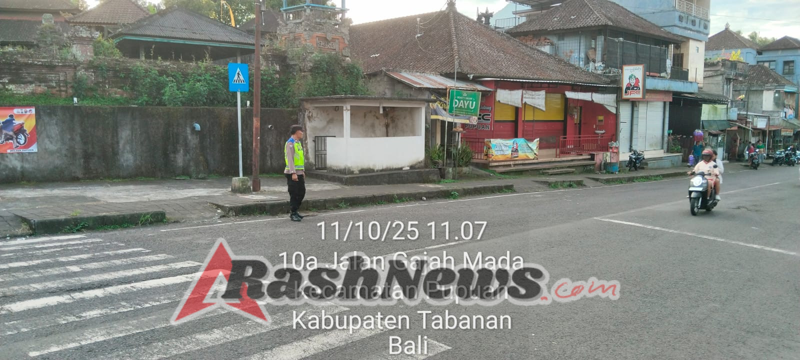 Polsek Pupuan Laksanakan Pengaturan Arus Lalu Lintas dan Giat Masyarakat di Simpang Pasar/Terminal Pupuan
