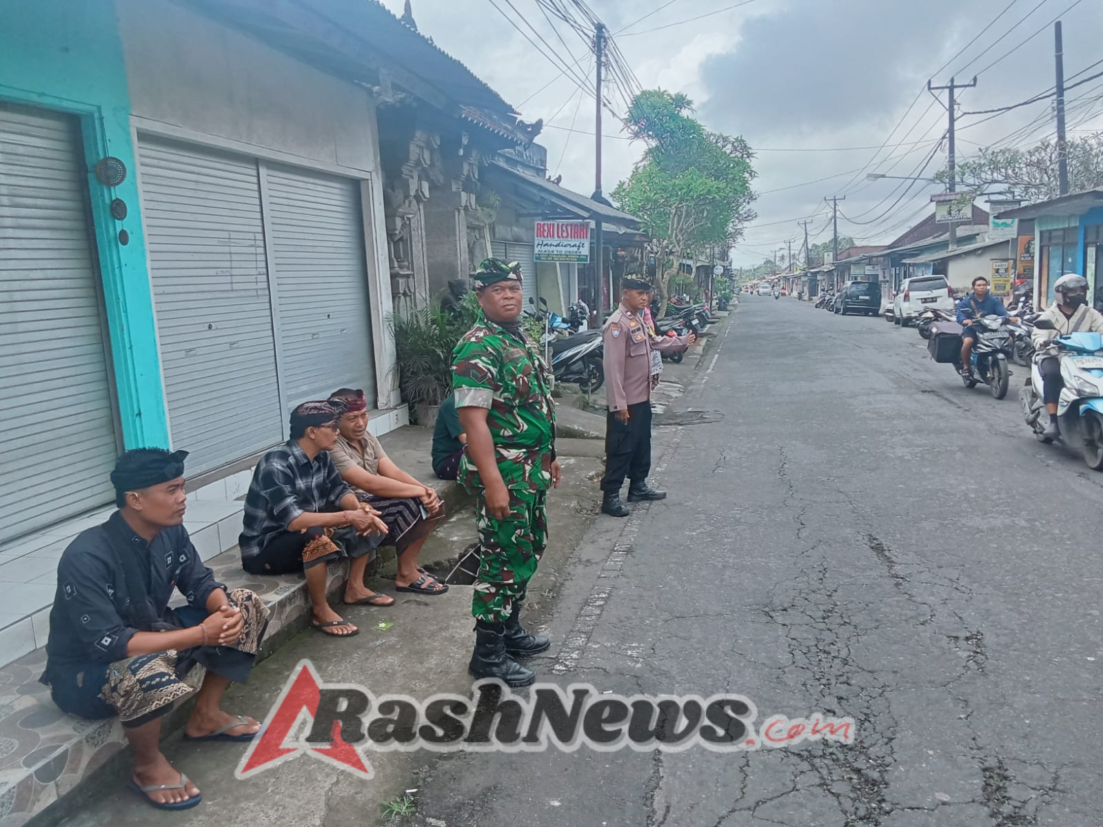Babinsa Kawal Upacara Manusa Yadnya di Banjar Sapat Hingga Berjalan Aman dan Tertib