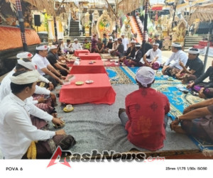 Babinsa Desa Satra Bersama Warga Laksanakan Tawur Gentuh Mamugkah Agung Ngenteg Linggih di Pura Puseh Bale Agung