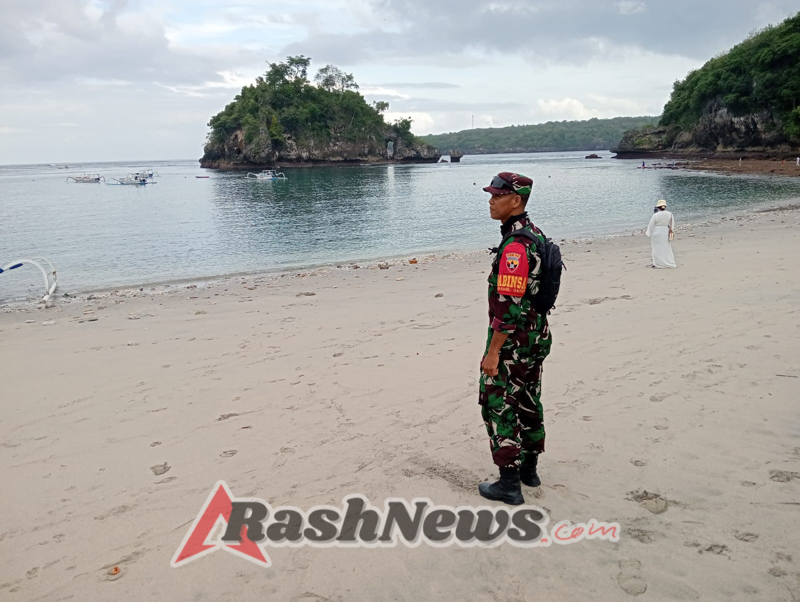Jaga Wilayah Aman Kondusif, babinsa Sakti Gelar Patroli Sasar Obyek Wisata Pantai Crystal Bay