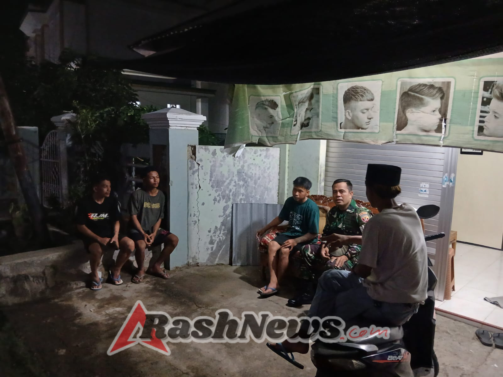 Babinsa Sekongkang Aktif Patroli Malam, Ciptakan Rasa Aman di Tengah Masyarakat