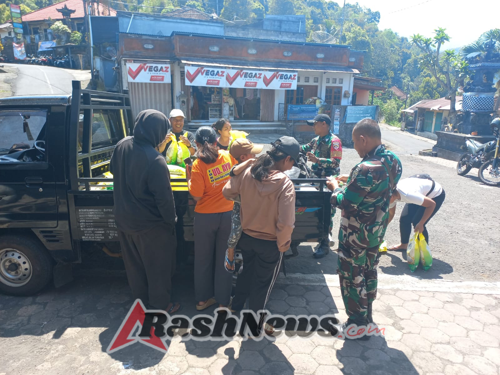 Bersinergi dengan Bulog, Koramil Banjar Salurkan Beras Murah untuk Warga Desa Gobleg