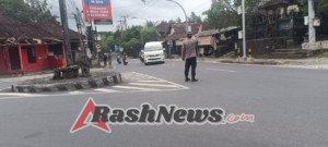 Personel Polsek Abiansemal Atur Lalin Sore, Wujudkan Kelancaran & Keamanan Di Jalan Raya