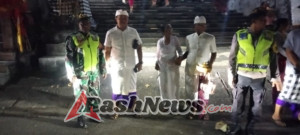 Ciptakan Rasa Aman, Babinsa Poh Bergong Bersama Unsur Keamanan Laksanakan Pengamanan Piodalan di Pura Desa Adat Poh Bergong