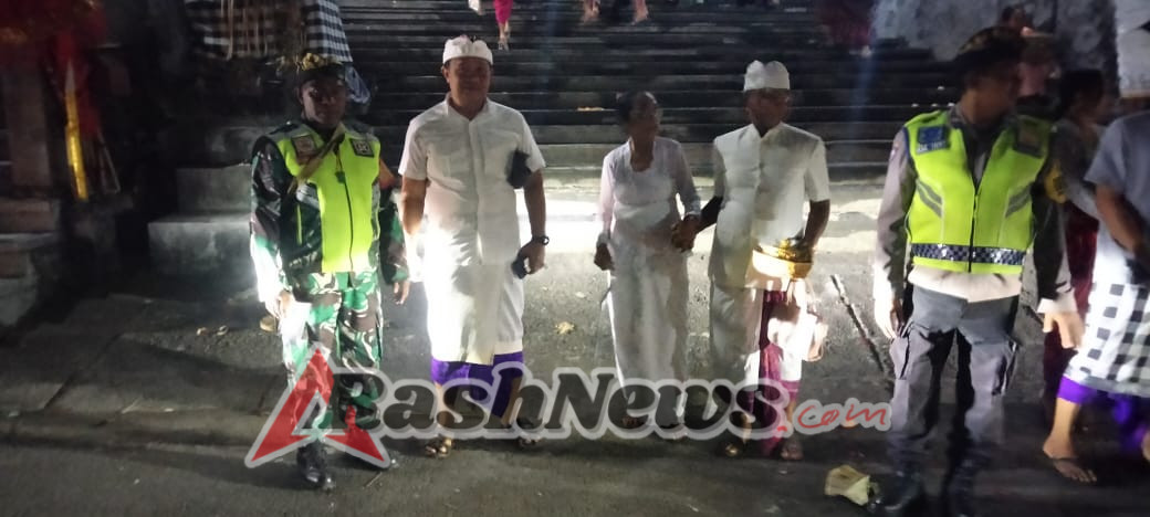 Ciptakan Rasa Aman, Babinsa Poh Bergong Bersama Unsur Keamanan Laksanakan Pengamanan Piodalan di Pura Desa Adat Poh Bergong