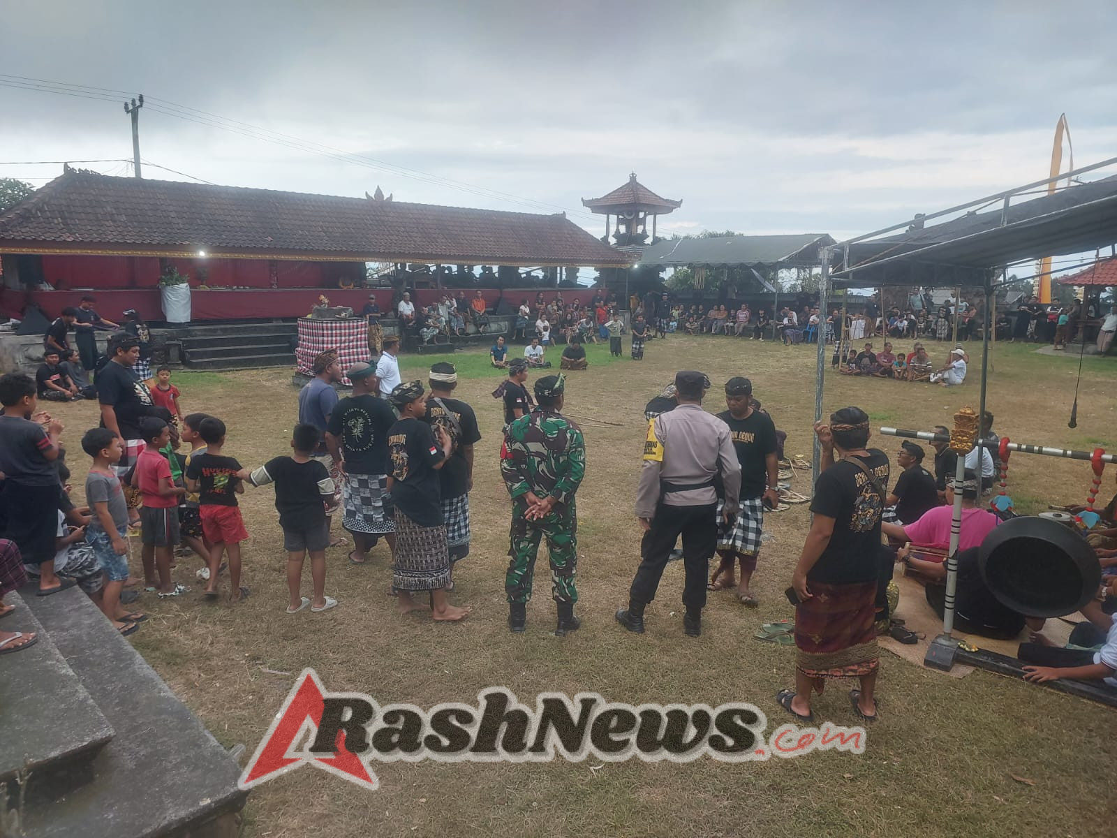 Bersinergi dengan Pecalang Babinsa 1623-01/Karangasem amankan Gebug Ende Seraya Culture Festival Tahun 2025.