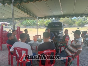 Babinsa Koramil 1602-04/Maurole Gencarkan Edukasi Kamtibmas dan Kebersihan di Tengah Musim Hujan