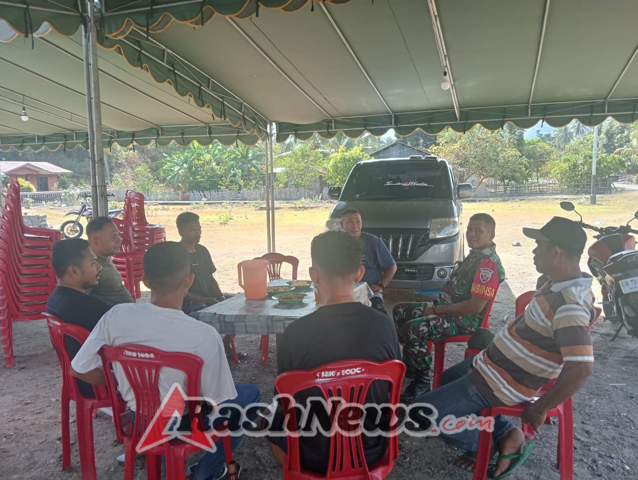 Babinsa Koramil 1602-04/Maurole Gencarkan Edukasi Kamtibmas dan Kebersihan di Tengah Musim Hujan