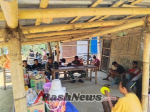 Babinsa Koramil Detusoko Aktif Awasi Kondusifitas dan Kebersihan Desa Ndenggarongge